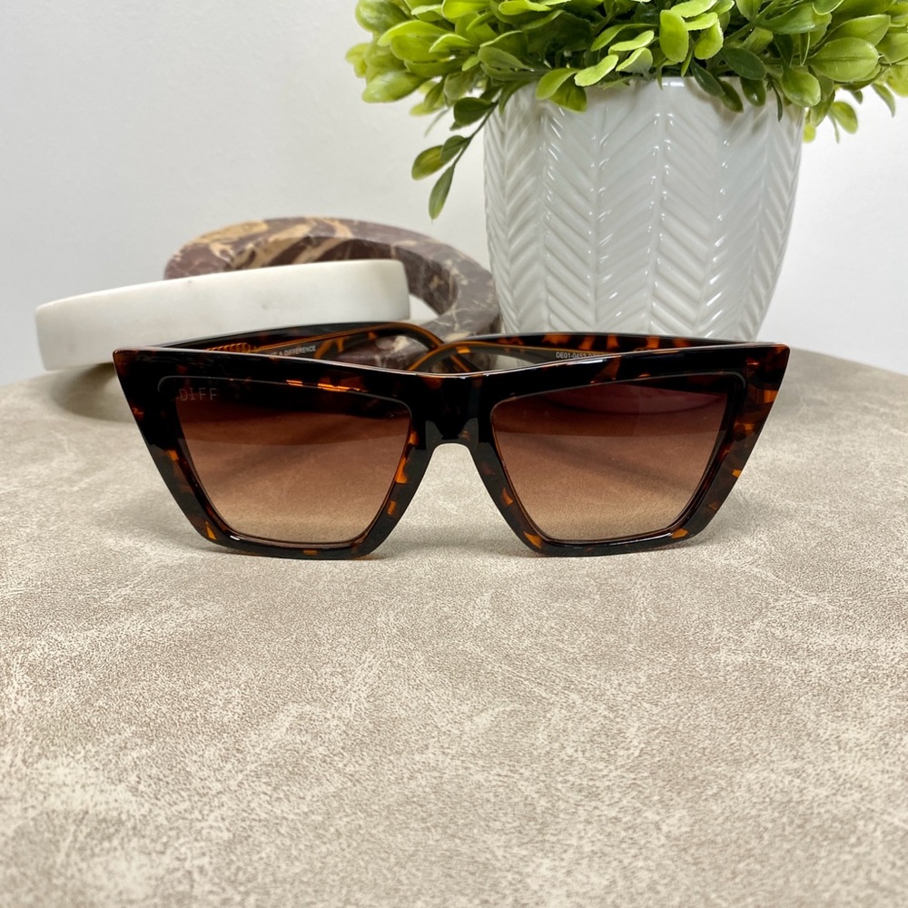 DIFF Winona Sunglasses Dark Tortoise Frame Brown Gradient Lens | New in Pouch